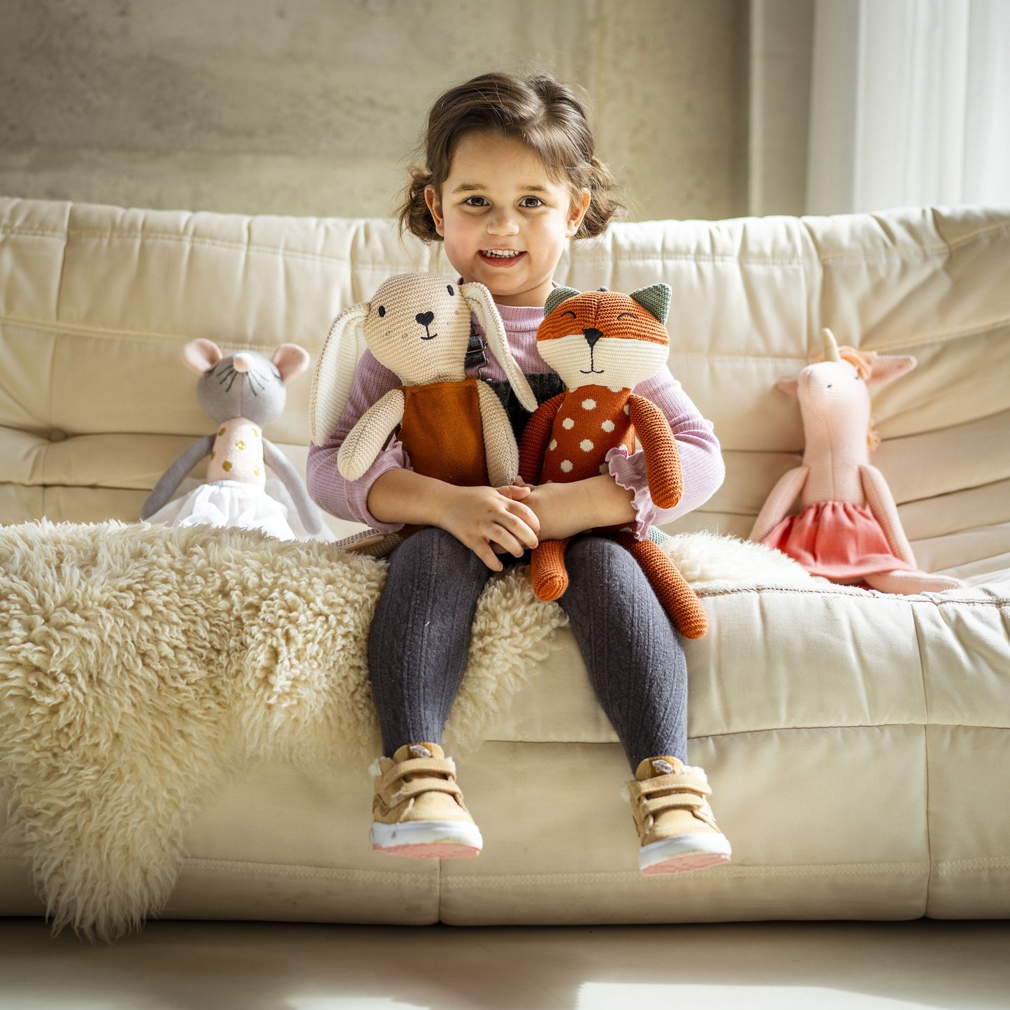 Kidzroom Cuddle Me Tight Hase Toby 39 cm – Fröhliches Kuscheltier Figur für Kinder