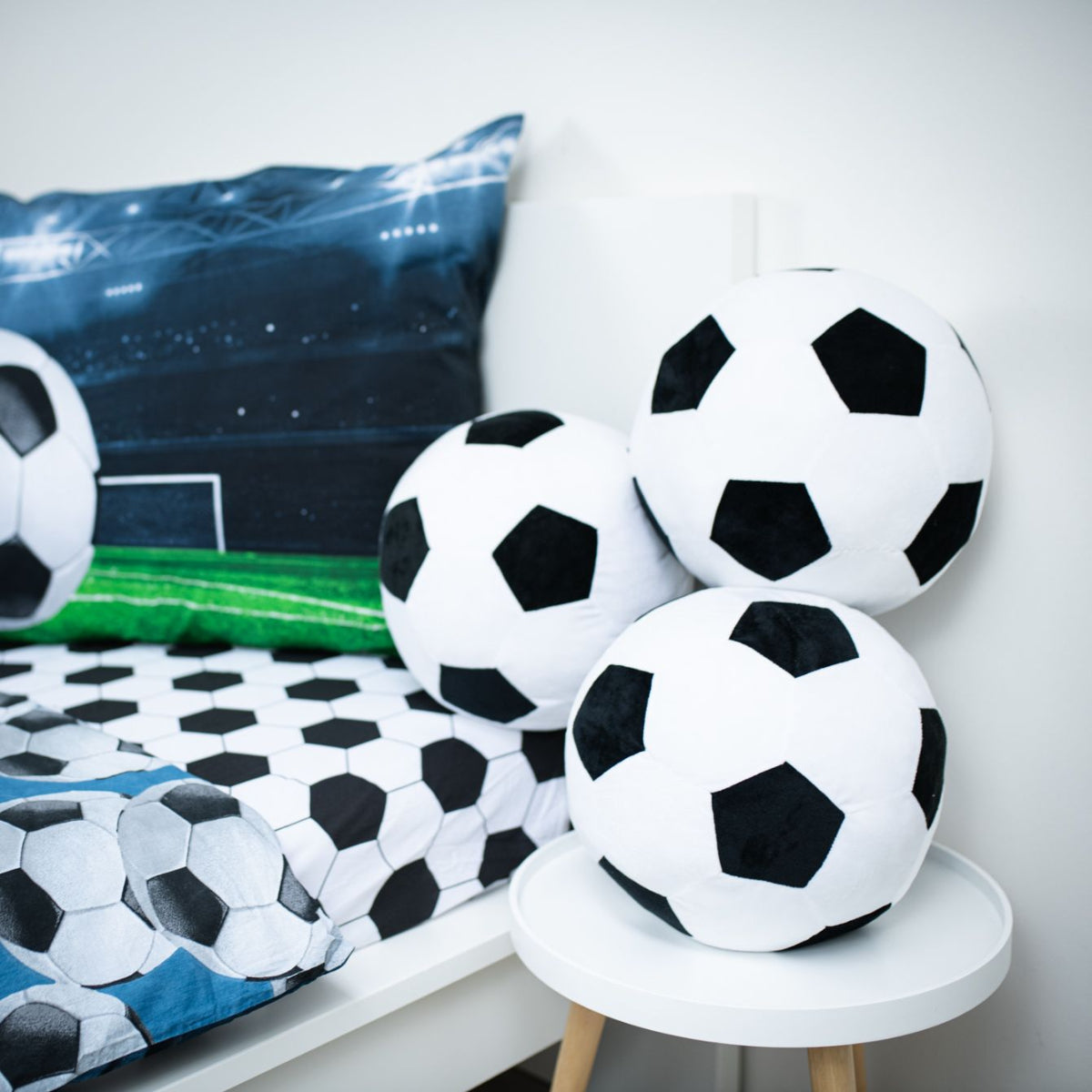 Football 3D Kuschelkissen Fußballkissen 31,5 × 41 cm dekoratives Formkissen für Kinder und Jugendliche
