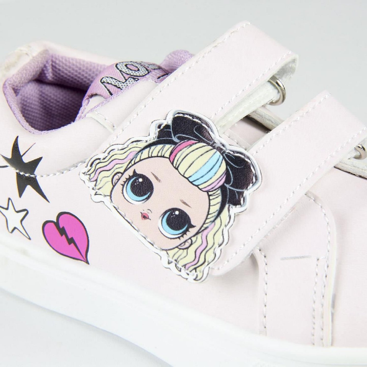 LOL Surprise Sneakers – Farbwechselnde Schuhe von Weiß zu Rosa im Sonnenlicht
