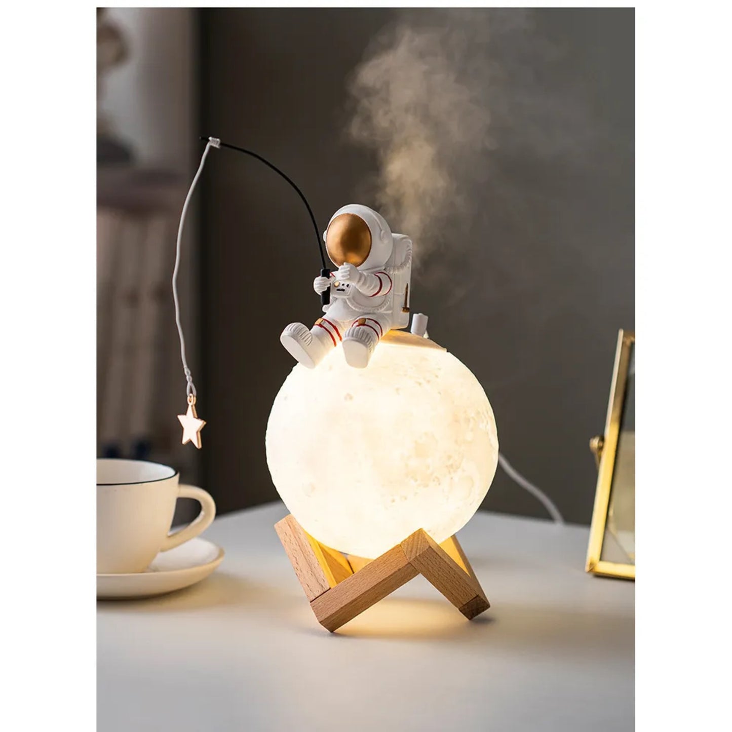 Nachtlampe mit Luftbefeuchterfunktion Mondmotiv sitzender Astronaut