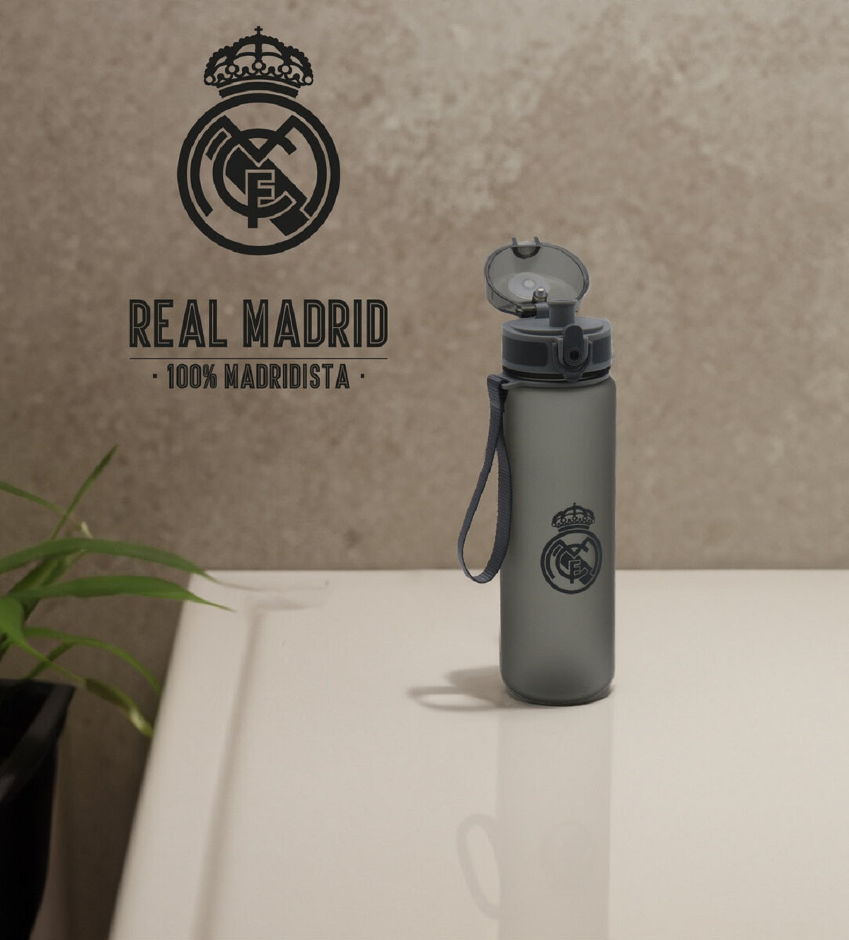 Real Madrid Sportflasche 650 ml mit Trinkverschluss und Trageschlaufe