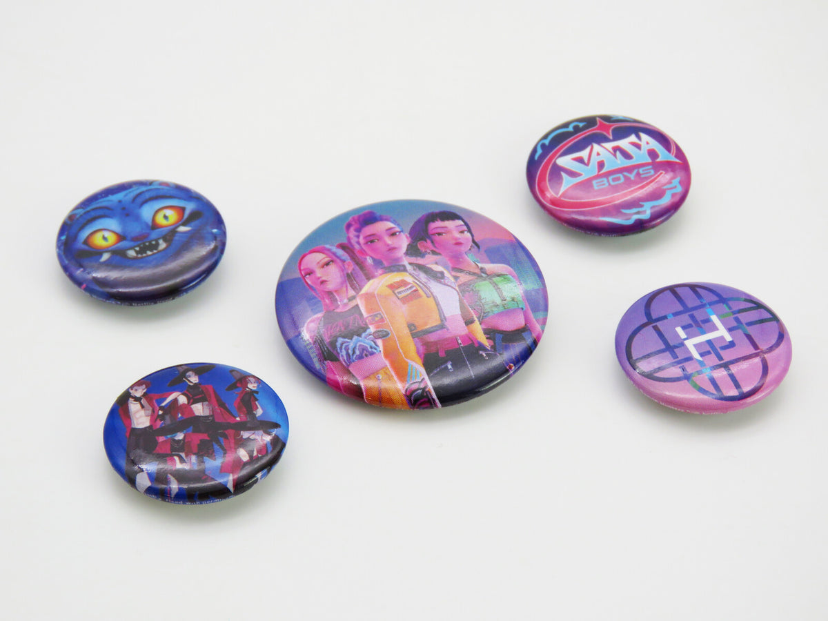 K-Pop Demon Hunters 4er Button Set für Rucksack Tasche Kleidung und Fan Zubehör