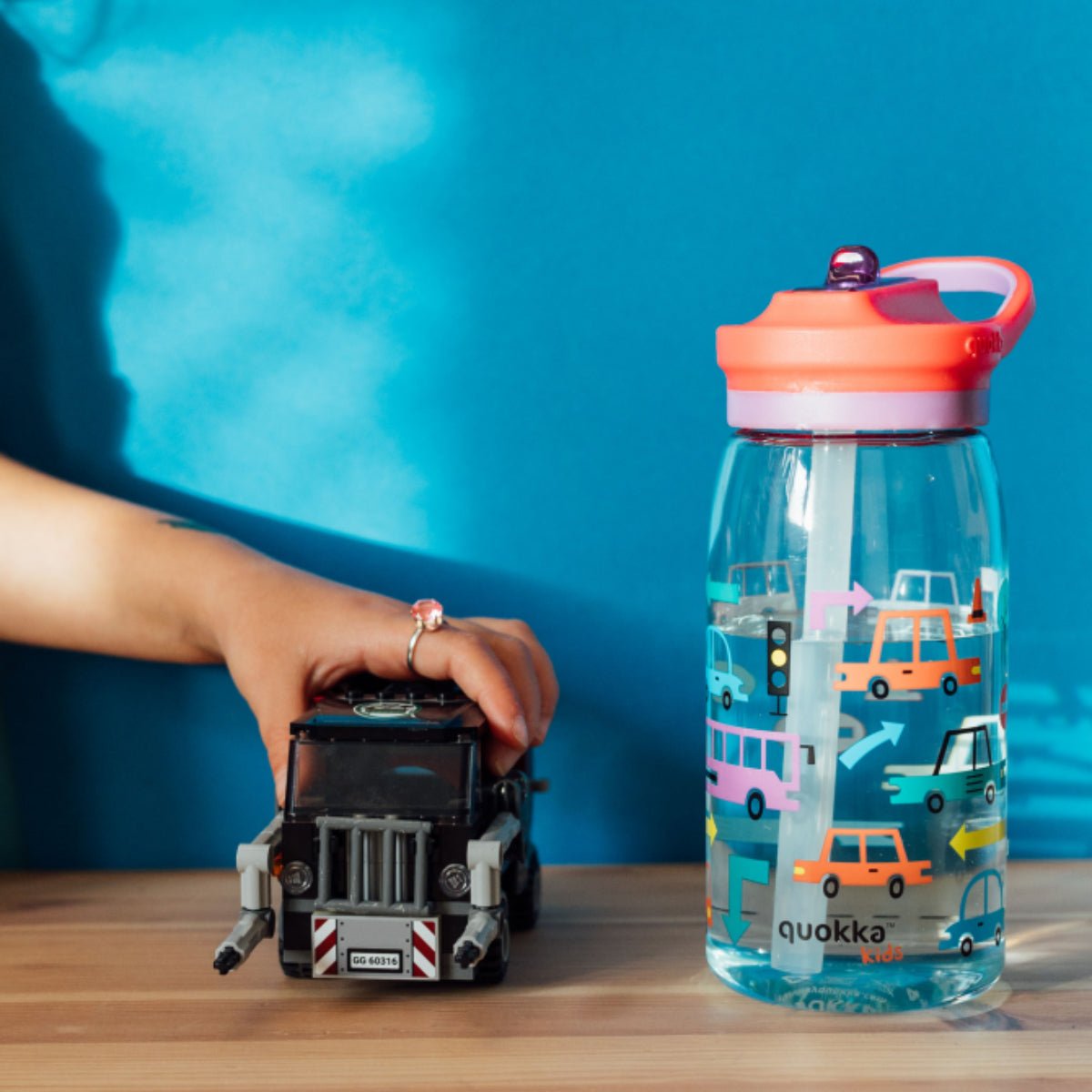 Quokka Glow Kids Flasche CARS 580 ml mit Tragekupplung