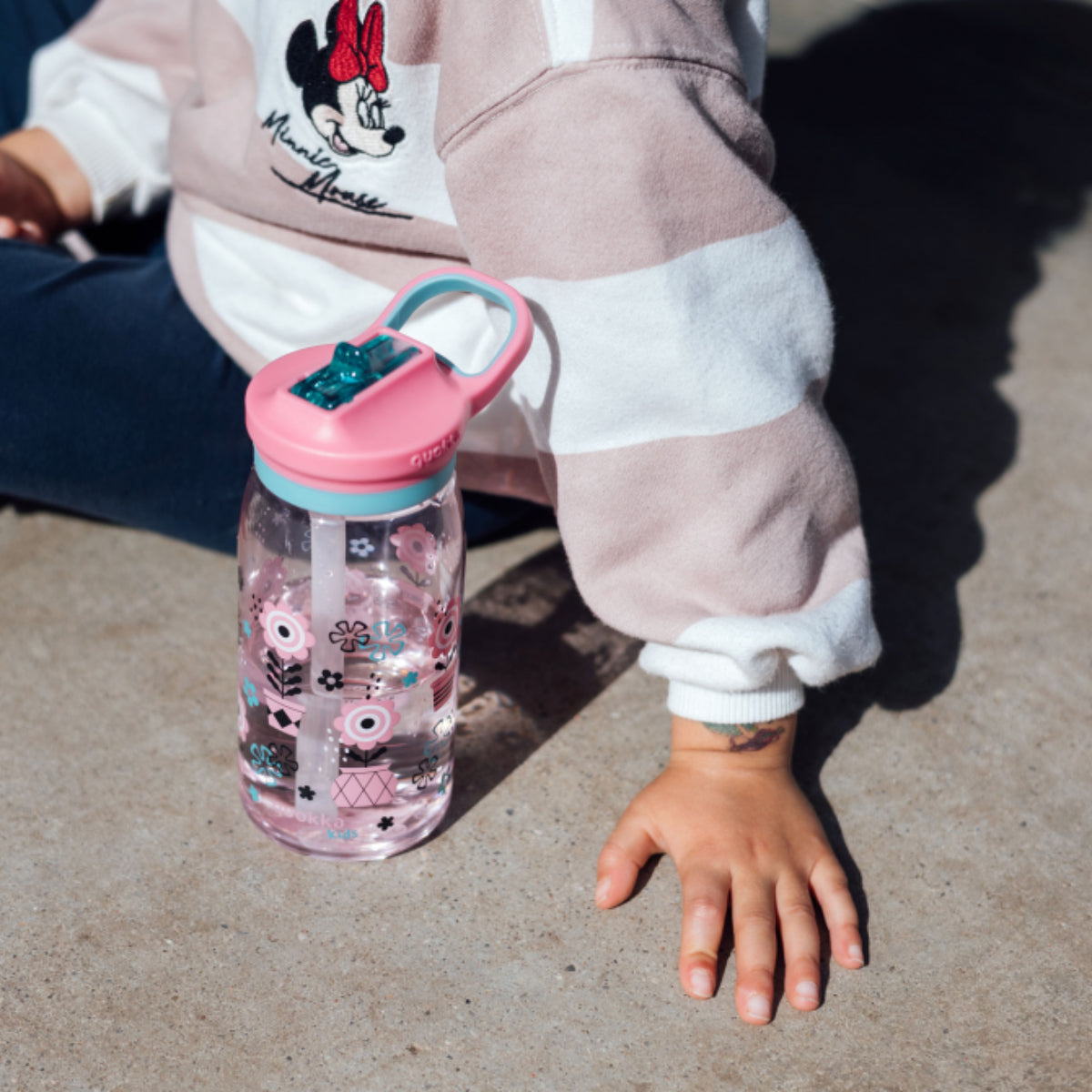 Quokka Glow Kids Flasche MELODIC FLOWERS 580 ml mit Tragekupplung