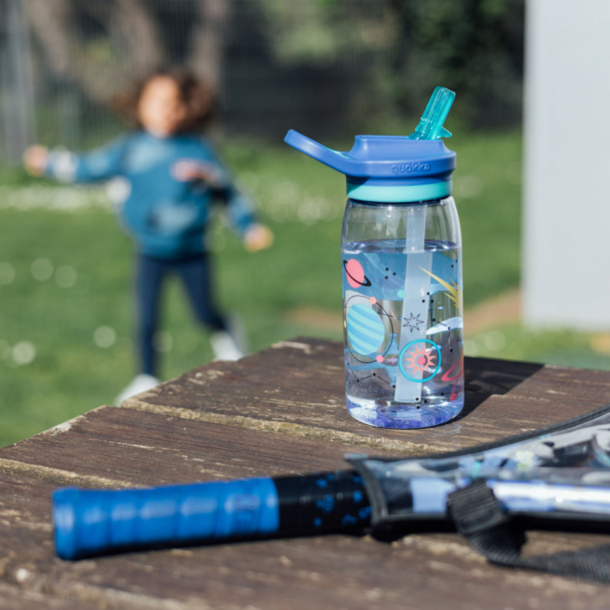 Quokka Glow Kids Flasche SPACE 580 ml mit Tragekupplung