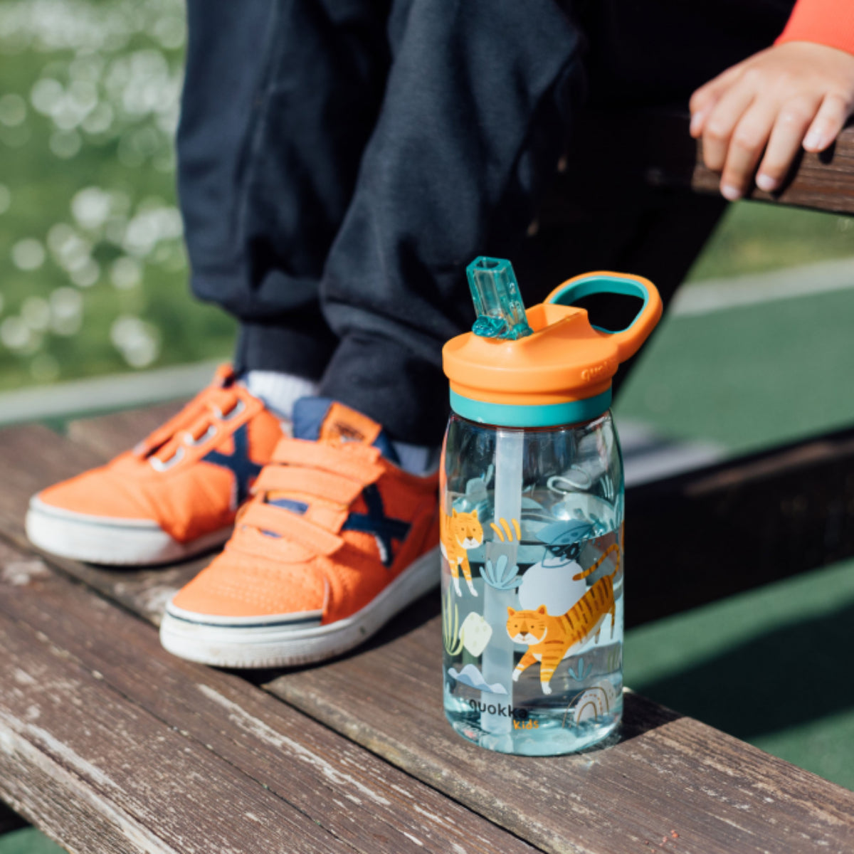 Quokka Glow Kids Flasche TIGERS 580 ml mit Tragekupplung