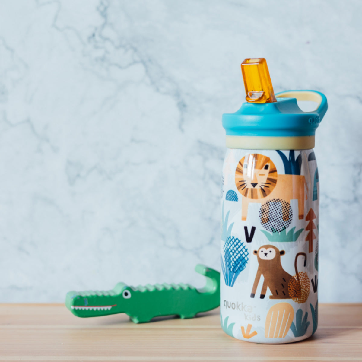 Quokka Pop Kids Trinkflasche SAFARI 445 ml mit Trinkhalm & Tragekupplung