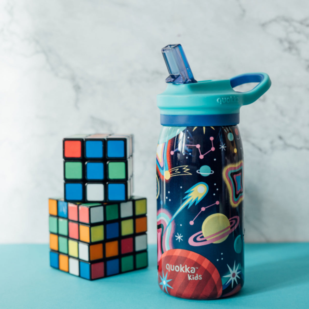 Quokka Pop Kids Trinkflasche SPACE 445 ml mit Trinkhalm & Tragekupplung
